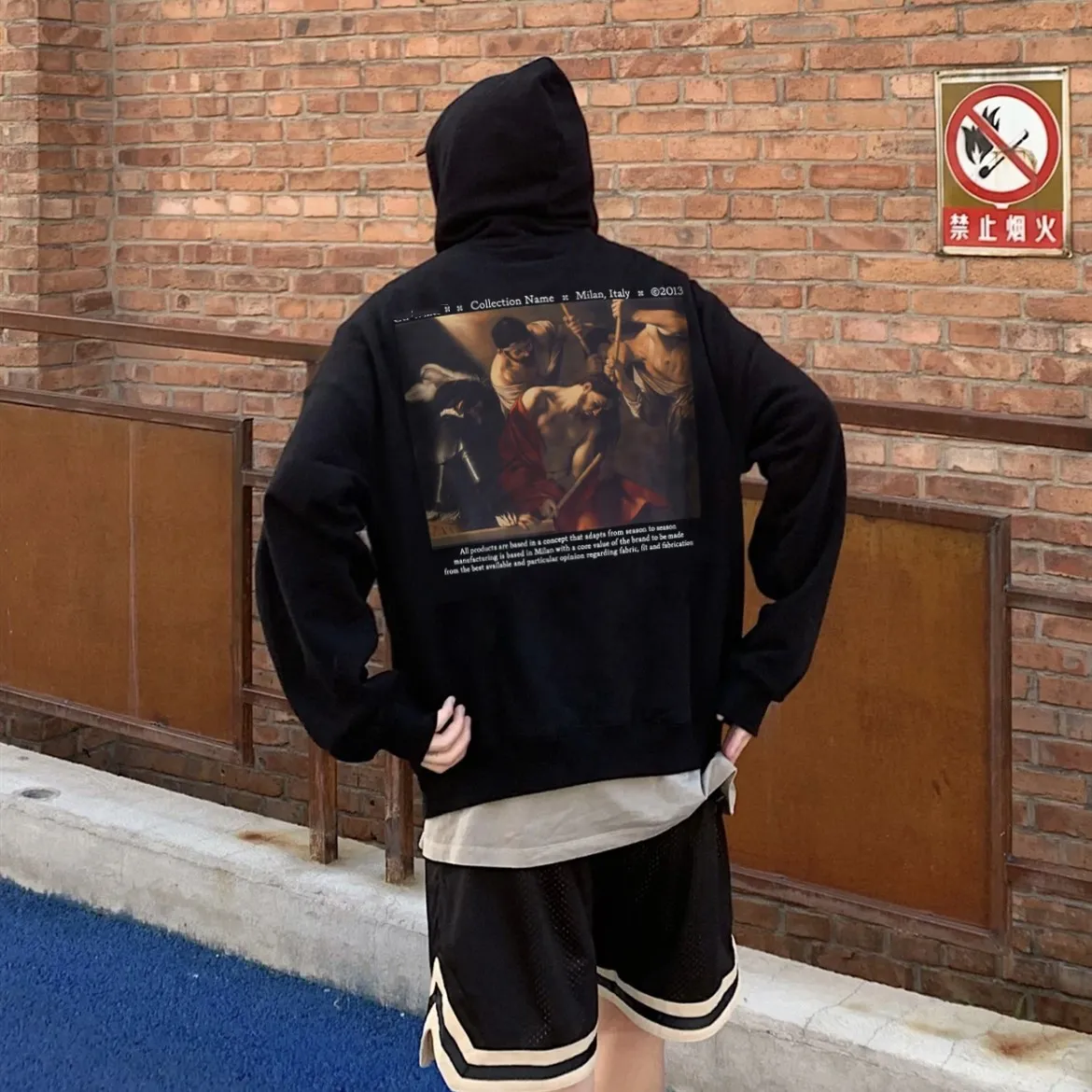 ♻️💯Upper body reference model picture❤️22SS approved version OFFWHITE (OW) Killing and being killed, punishment and sanctity Caravaggio oil painting pure cotton color religious unisex autumn and winter pure cotton hoodie sweatshirt OW perfectly integrates classical literature and art and street culture, paying tribute to VA20SS. Baroqueism, Caravaggio's classic oil painting series, literary street temperament, and 19FW Monet oil paintings. This is also a replacement for Monet. There is a minimalist plain logo on the chest, and a large digital oil painting print on the back with Kornit digital direct inkjet printing. The picture is clear and the stripes transition is smooth. It has a strong religious color, a Vintage style in line with the tone of the Renaissance, and an ultra-clear texture. The fabric is made of 480g combed cotton terry fabric, which has a full drape. Warm and comfortable!  Color: Black Size: XS-L P:390